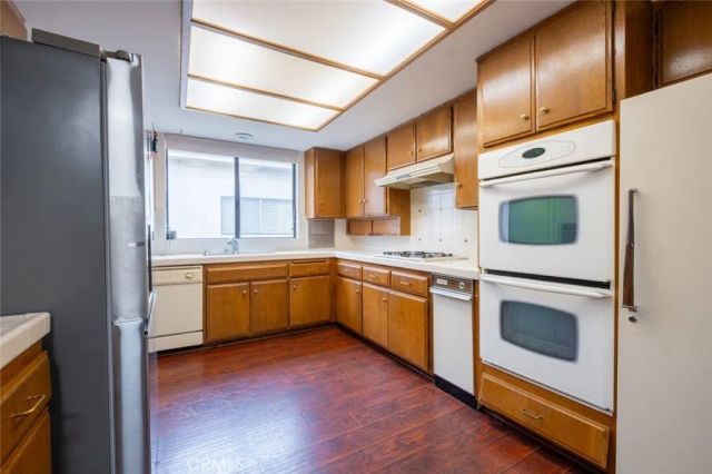 17522 Sherman Way 202, Van Nuys, CA 91406