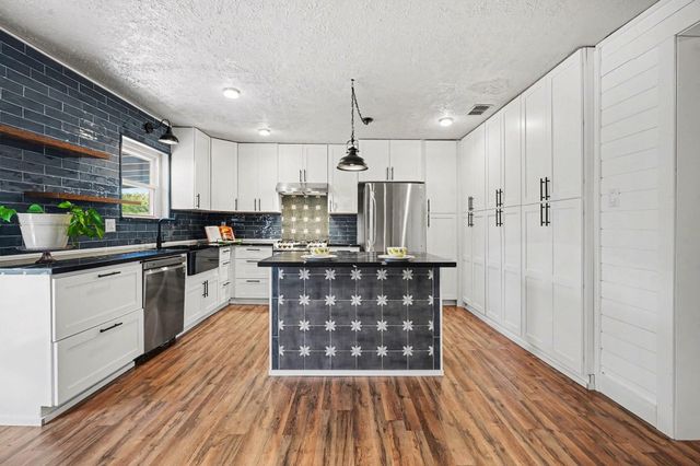 101 W Larkspur Drive, Alvin, TX 77511