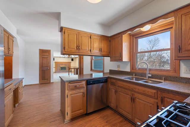 9936 N Concord DRIVE, Mequon, WI 53097