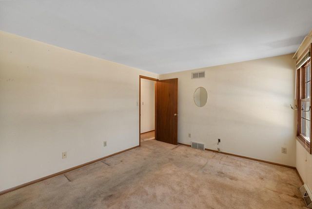 9936 N Concord DRIVE, Mequon, WI 53097