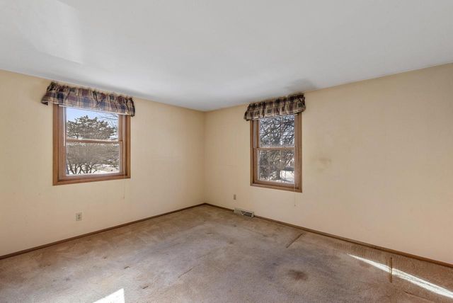 9936 N Concord DRIVE, Mequon, WI 53097