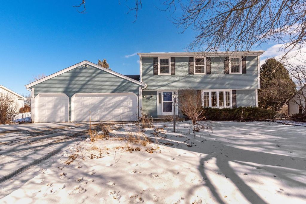 9936 N Concord DRIVE, Mequon, WI 53097