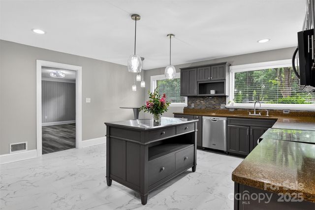 3127 N Center Street, Hickory, NC 28601
