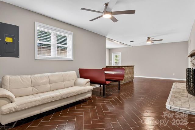 3127 N Center Street, Hickory, NC 28601