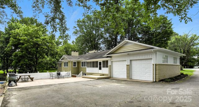 3127 N Center Street, Hickory, NC 28601
