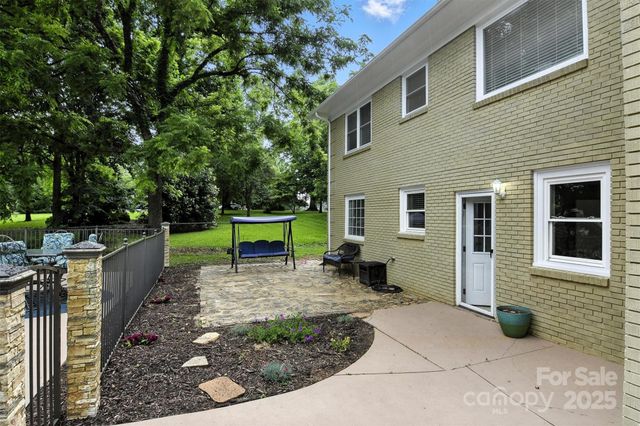 3127 N Center Street, Hickory, NC 28601