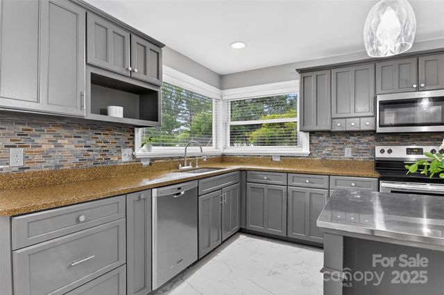 3127 N Center Street, Hickory, NC 28601