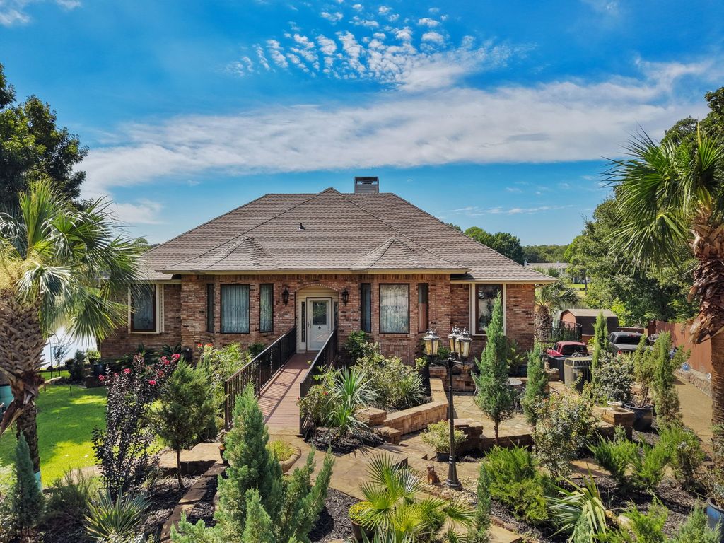2910 Lakeshore Court, Arlington, TX 76013 — exterior