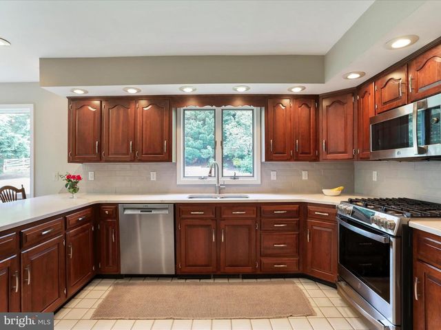 11025 EASTWOOD DR, Hagerstown, MD 21742