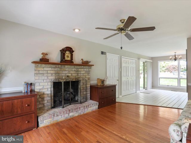 11025 EASTWOOD DR, Hagerstown, MD 21742