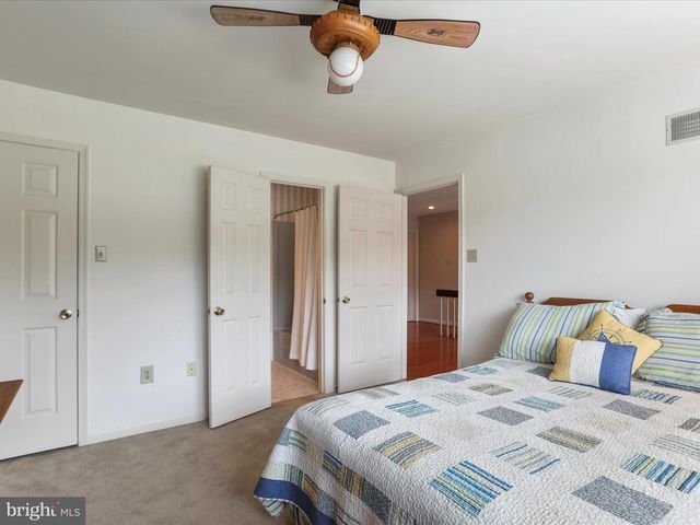 11025 EASTWOOD DR, Hagerstown, MD 21742