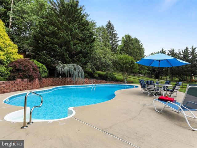 11025 EASTWOOD DR, Hagerstown, MD 21742