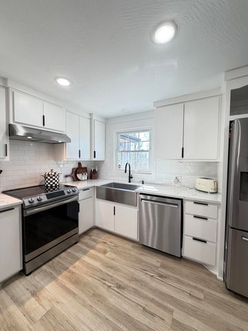 2352 S Valley View Lane, Springfield, MO 65809