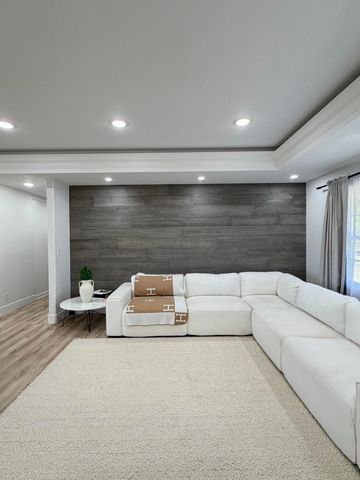 2352 S Valley View Lane, Springfield, MO 65809