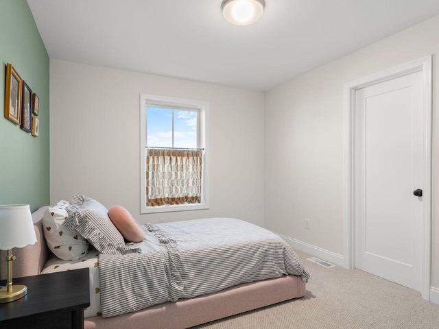 27 Leo Lane, South Burlington, VT 05403