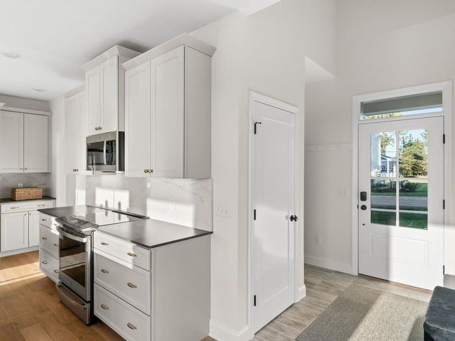 27 Leo Lane, South Burlington, VT 05403