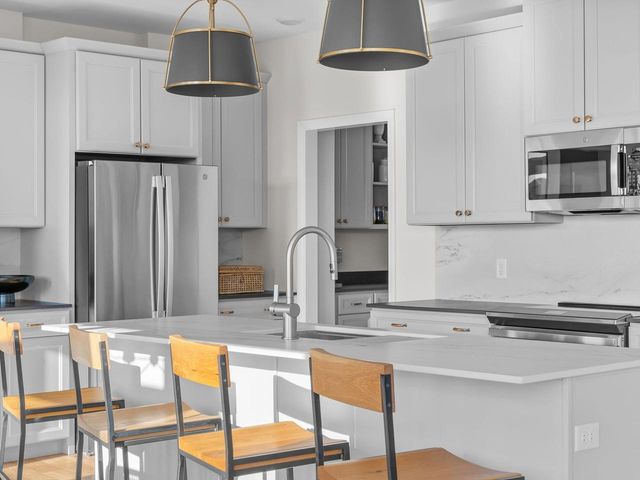 27 Leo Lane, South Burlington, VT 05403
