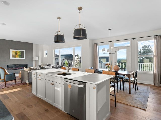 27 Leo Lane, South Burlington, VT 05403