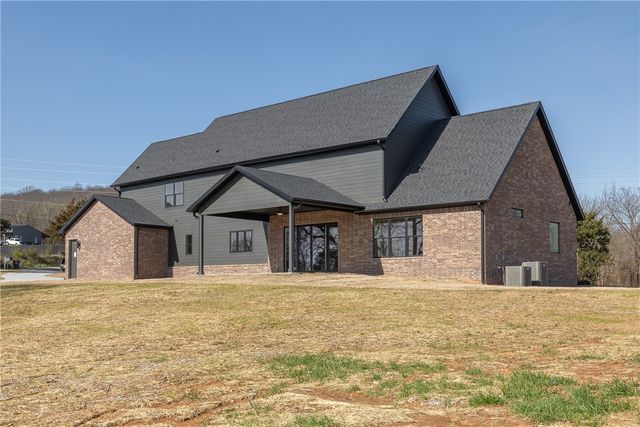 18488 Lake Sequoyah Road, Fayetteville, AR 72701