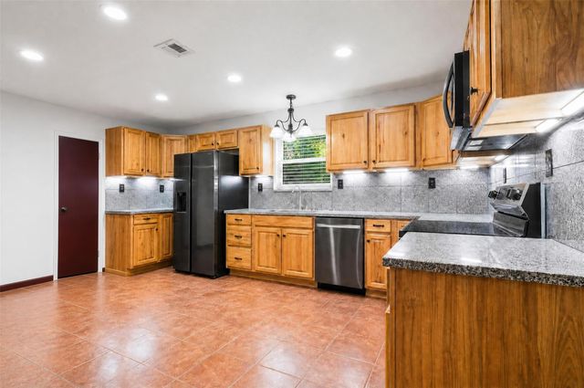 300 Hidden Oaks Drive, Point Blank, TX 77364