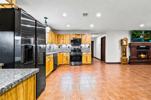 300 Hidden Oaks Drive, Point Blank, TX 77364