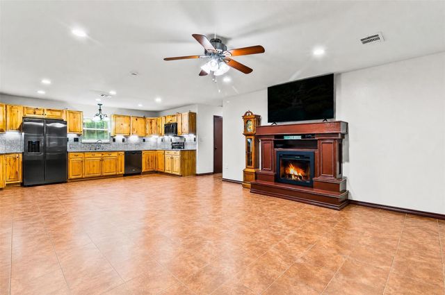 300 Hidden Oaks Drive, Point Blank, TX 77364