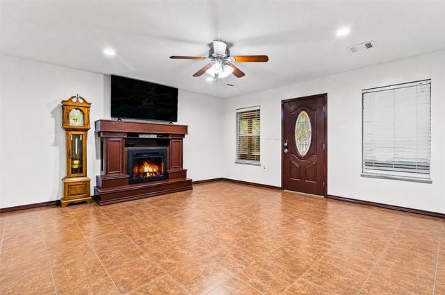 300 Hidden Oaks Drive, Point Blank, TX 77364