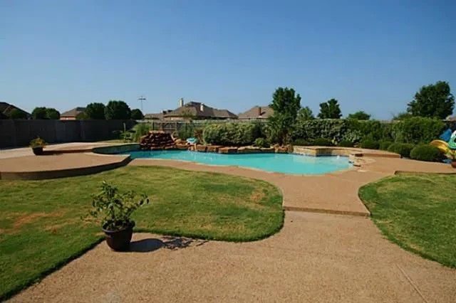 1415 W Oaklawn Drive, Talty, TX 75160