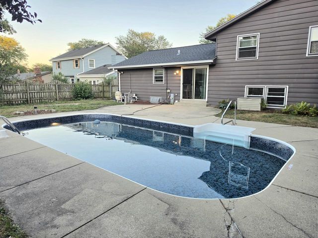 480 E Arthur DRIVE, Oak Creek, WI 53154