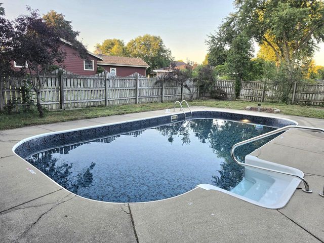 480 E Arthur DRIVE, Oak Creek, WI 53154