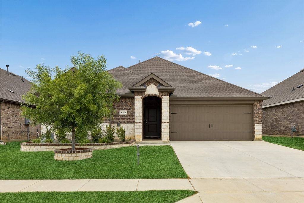 9721 Daisy Mae Lane, Aubrey, TX 76227