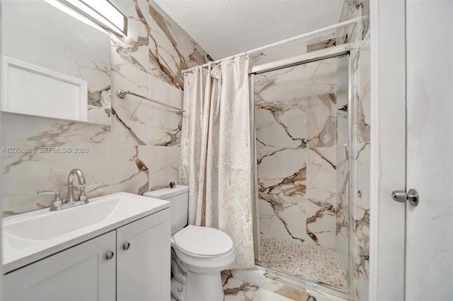 565 NE 160th St, Miami, FL 33162