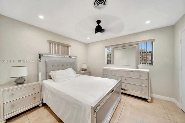 565 NE 160th St, Miami, FL 33162