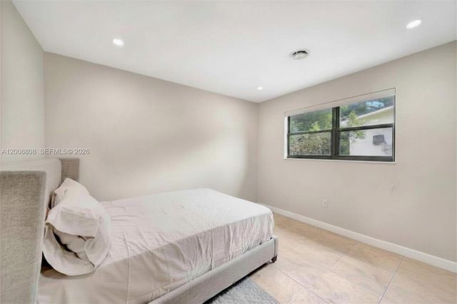 565 NE 160th St, Miami, FL 33162