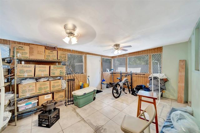 565 NE 160th St, Miami, FL 33162