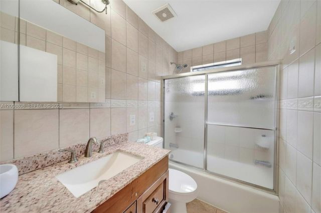 565 NE 160th St, Miami, FL 33162