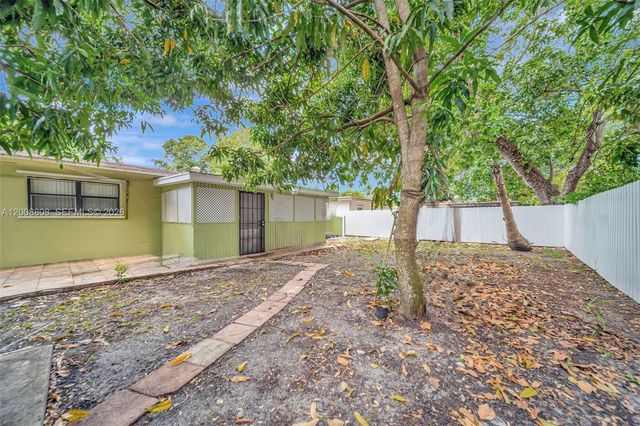 565 NE 160th St, Miami, FL 33162