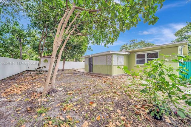 565 NE 160th St, Miami, FL 33162