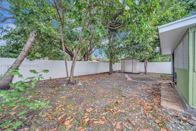 565 NE 160th St, Miami, FL 33162