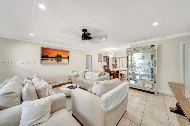 565 NE 160th St, Miami, FL 33162