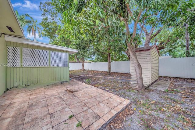 565 NE 160th St, Miami, FL 33162