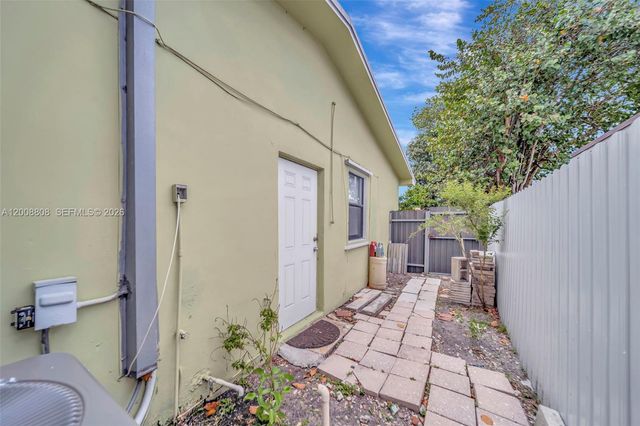 565 NE 160th St, Miami, FL 33162