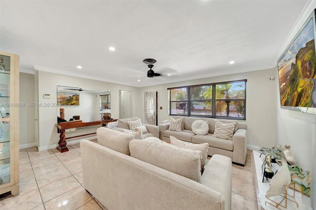 565 NE 160th St, Miami, FL 33162