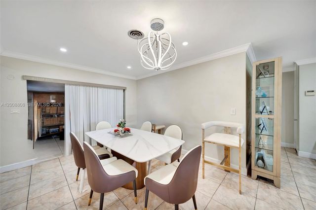 565 NE 160th St, Miami, FL 33162