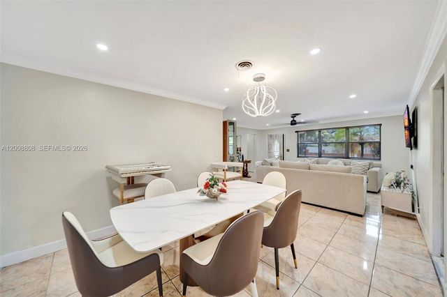 565 NE 160th St, Miami, FL 33162