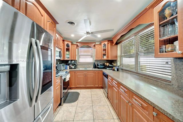 565 NE 160th St, Miami, FL 33162