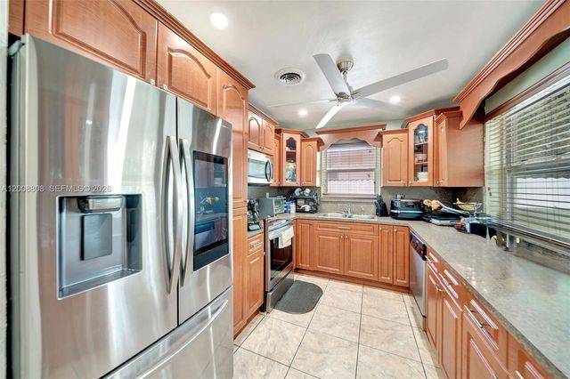 565 NE 160th St, Miami, FL 33162