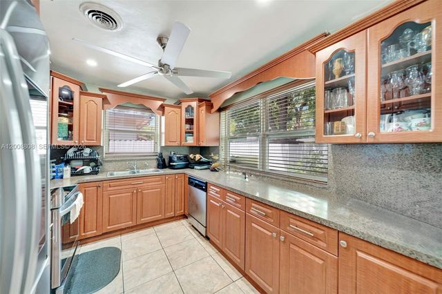 565 NE 160th St, Miami, FL 33162