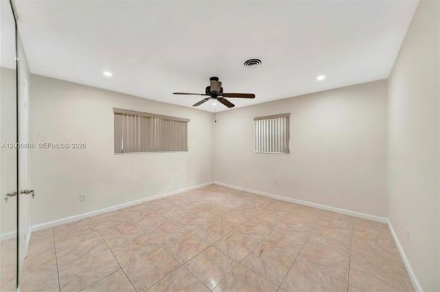 565 NE 160th St, Miami, FL 33162