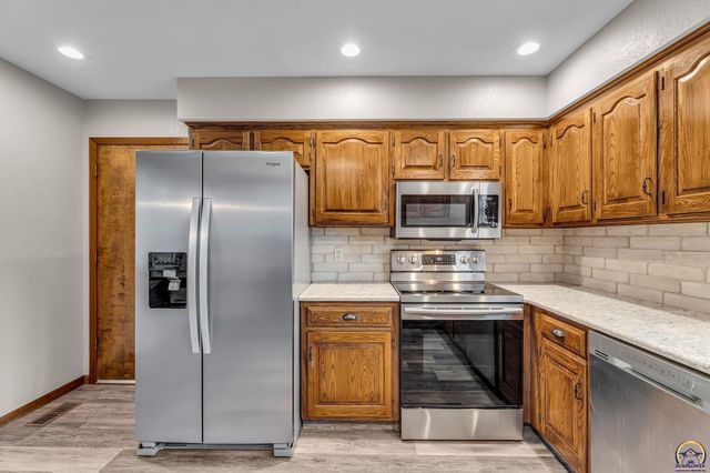 3022 SW Hunters LN, Topeka, KS 66614